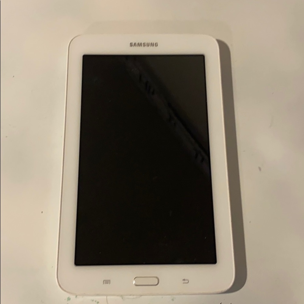2 big iPad, 1 mini iPad, & 1 Samsung tablet